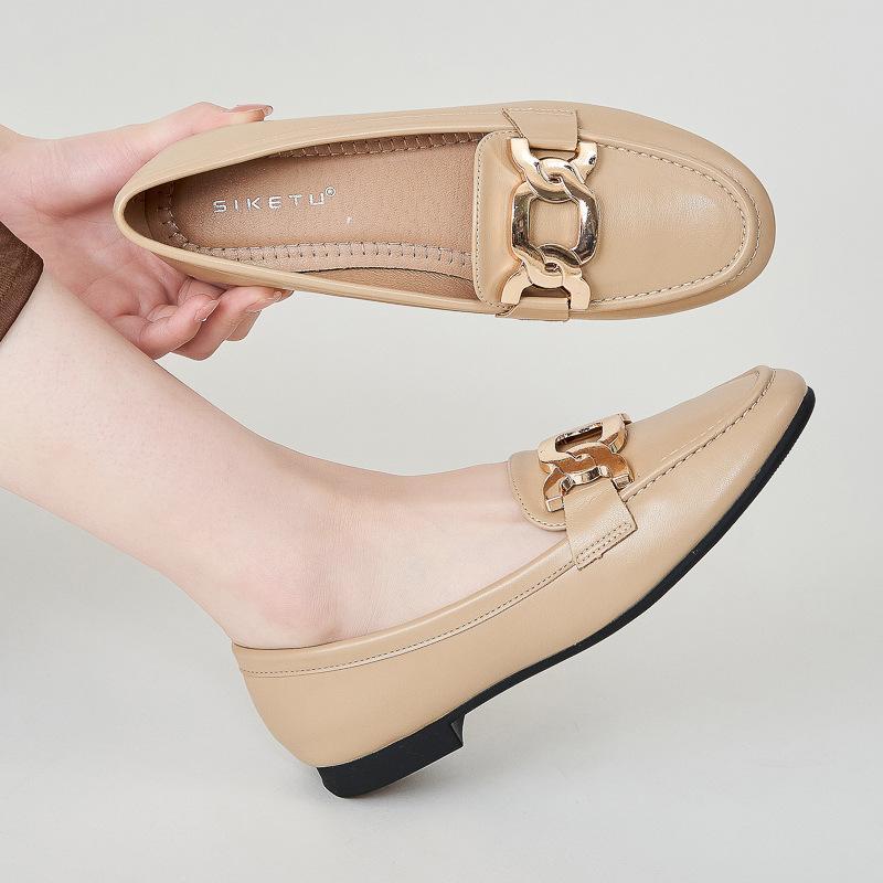 New Women Flat Shoes Metal Decoration Leather Casual Shoes Girl Fashion Slip-on Loafers