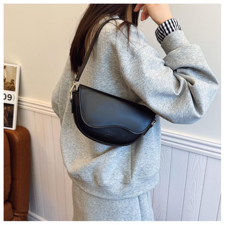 2025 Women's Retro Versatile Saddle Bag: Stylish Crossbody & Shoulder Option