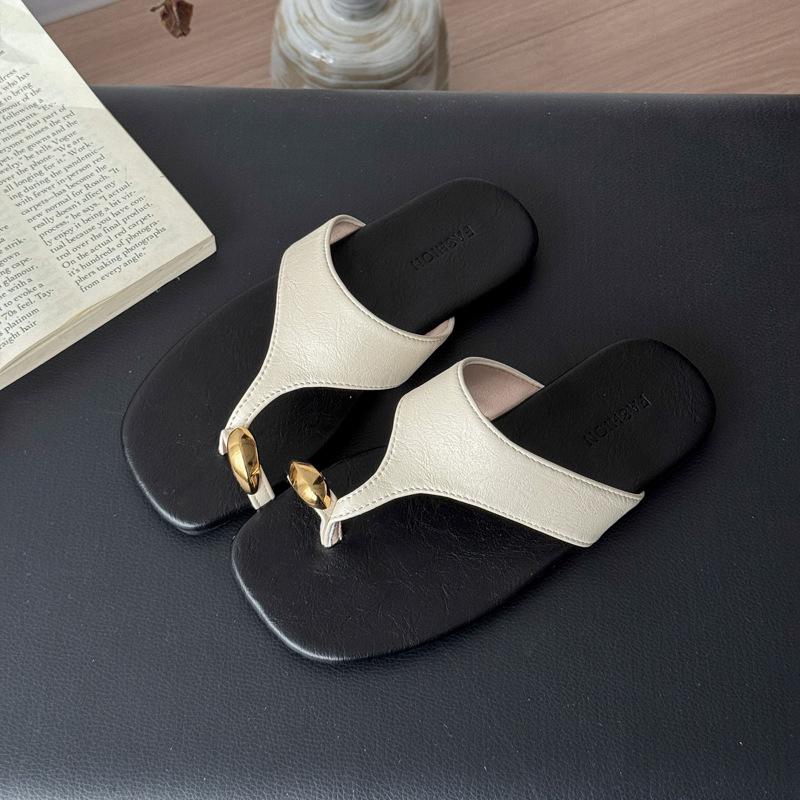 Korean version of fashion toe flat slippers women's summer wear 2025 new niche casual beach soft bottom flip-flops
