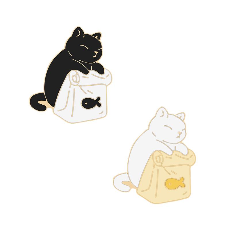 2 Teile/satz Paar Freund Katzen Brosche Set Nette Schwarz Und Weiß Kätzchen Emaille Pins Cartoon Katze Klaue Fishbone Abzeichen Tasche revers