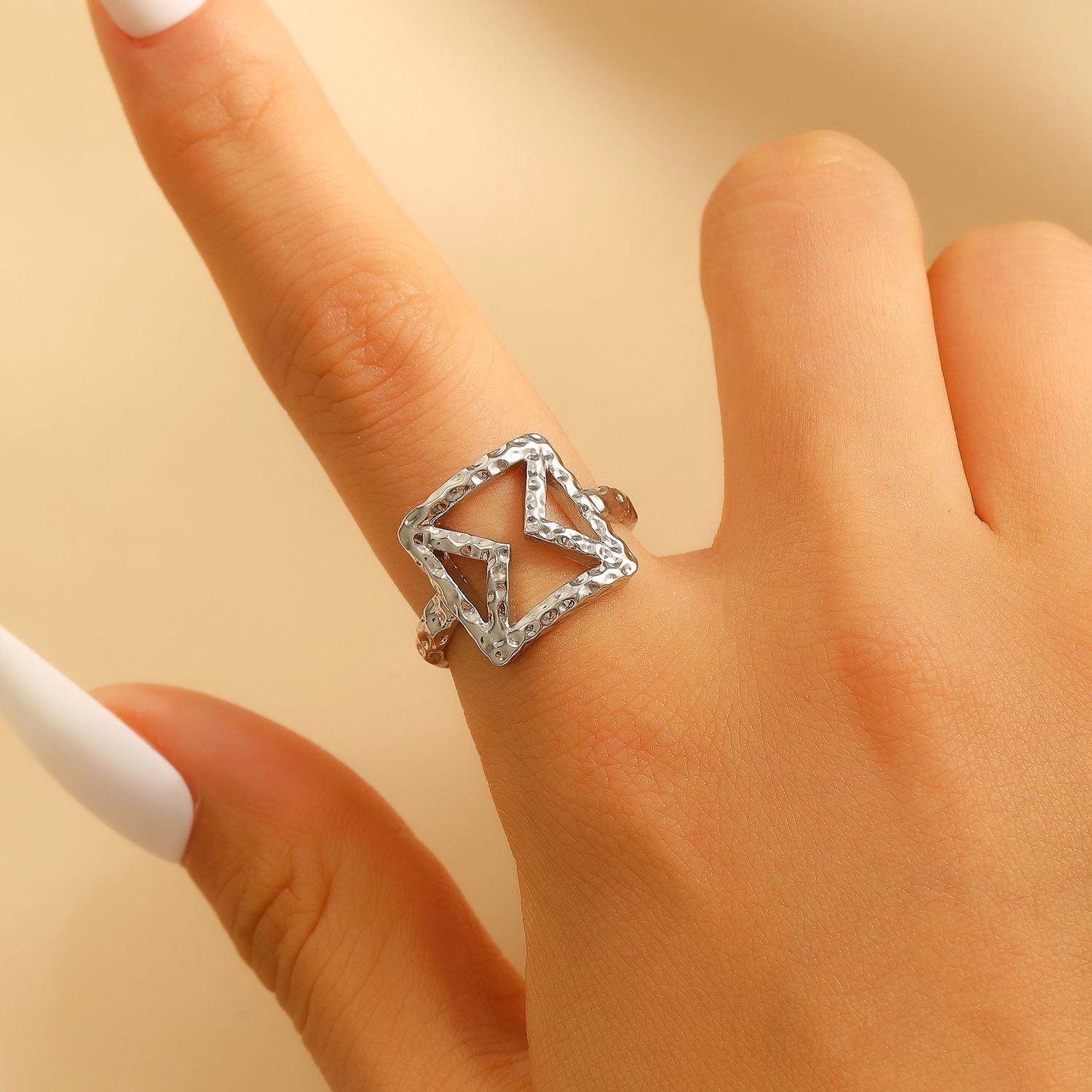 

Набір золотих полірованих ретро широких браслетів: Нерегулярний порожнистий браслет для жінок