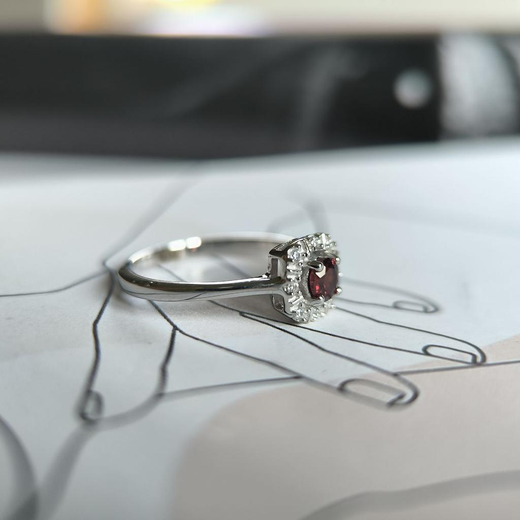 Серебряное кольцо с натуральным гранатом 0.408ct, фианитами, вес изделия 2,15 гр (2191384)