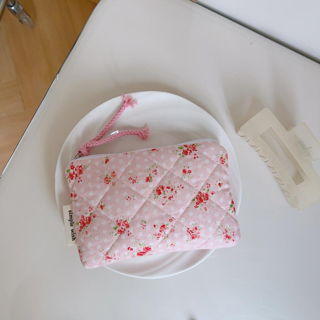 Cute Pink Style Makeup Lipstick Airpods Case Floral Quilted Makeup Bag Women's Sweet Mini Lipstick Cosmetic Pouch for Period