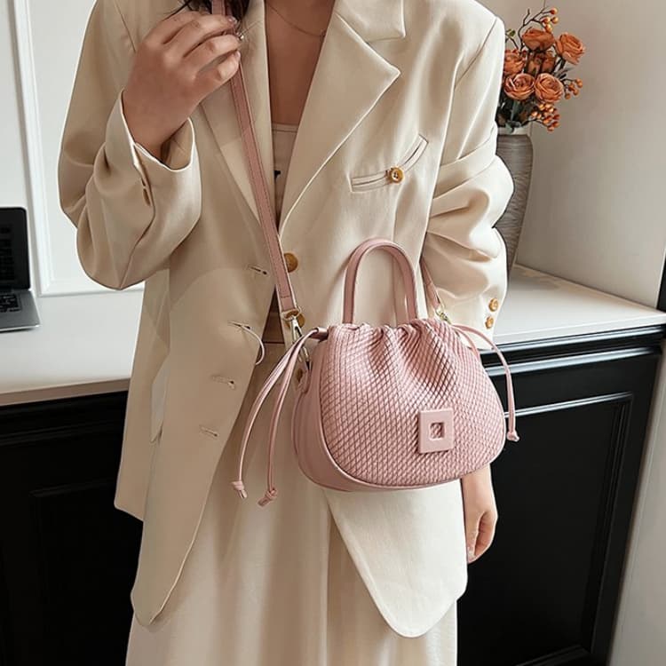 Bolsa de ombro feminina elegante com textura