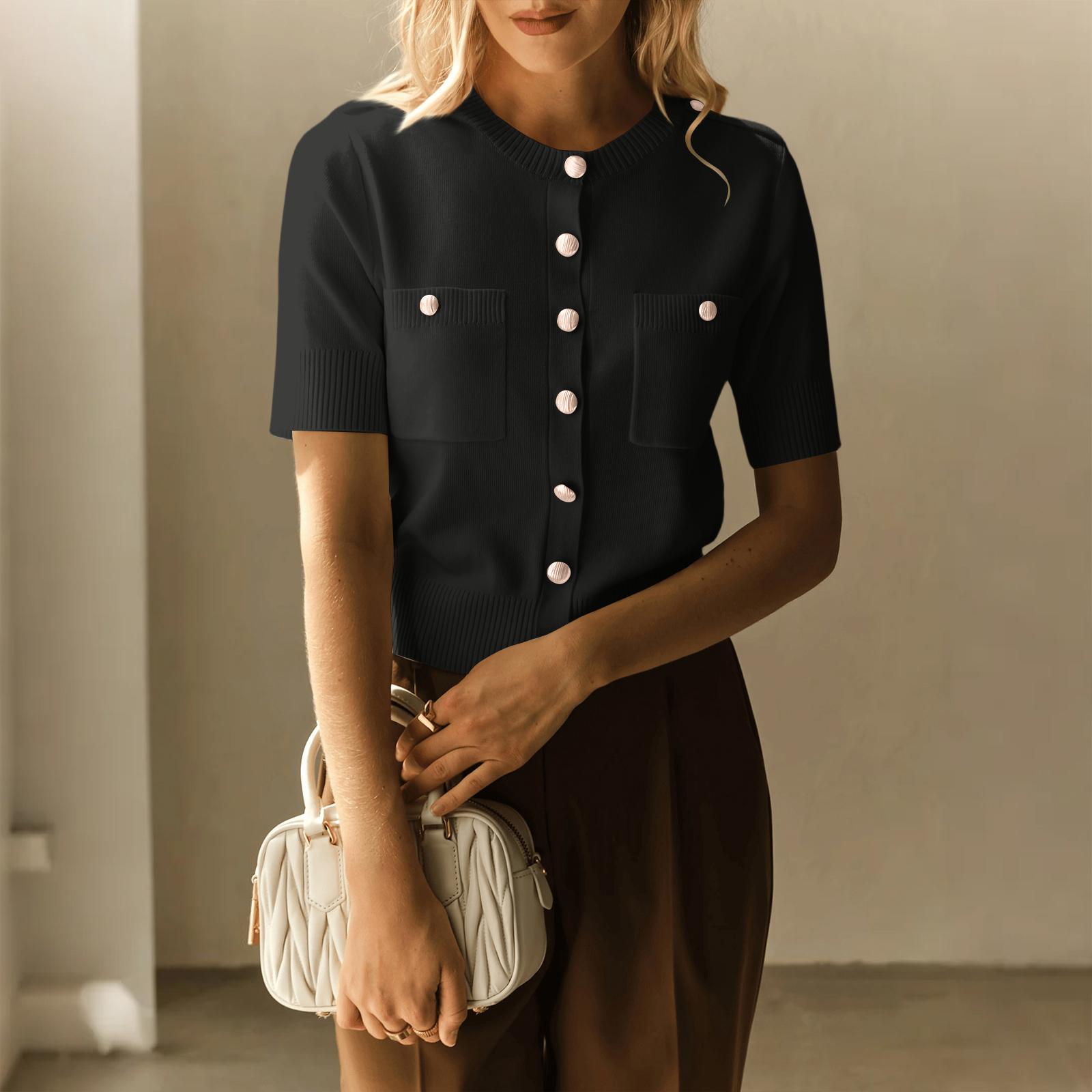 

Женский элегантный свитер свободного кроя с круглым вырезом и деталями на пуговицах M