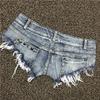 Shorts en jean délavé couleur vintage bord brut rivets usés taille très basse sexy pour boîte de nuit coupe ajustée pour femme