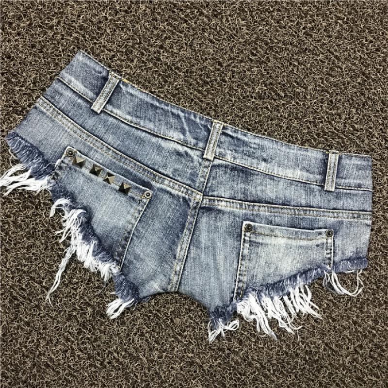 Shorts en jean délavé couleur vintage bord brut rivets usés taille très basse sexy pour boîte de nuit coupe ajustée pour femme