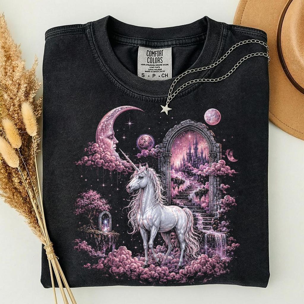 Vintage Fantasy Jednorožec Grafické Tričko, Magické Měsíční Světlo Jednorožec Tričko, Rozmarné Tričko s Pegasem, Dárek pro Milovníka Fantasy, Tričko s Fairycore Estetikou