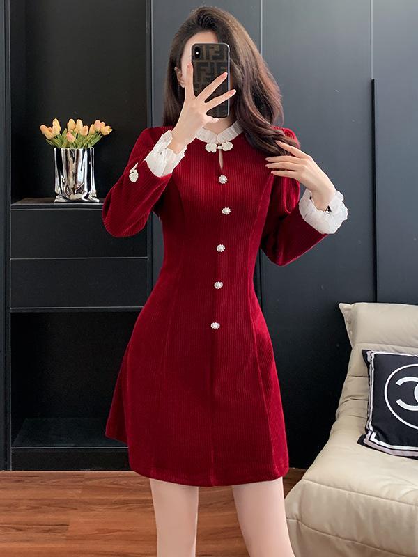 

В наличии Платье с оборками в стиле пэчворк, рукавами-колокольчиками, приталенного силуэта и застежкой на пуговицы-лягушки Small вино красного