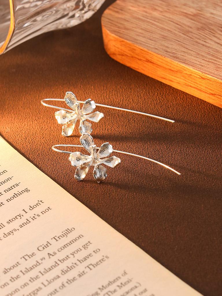 Light Luxury Three-Dimensional Iris Flower Earrings Women'S Simple Cold Wind Exquisite Elegant Ear Hook Cold Artistic Sense Creative Earrings