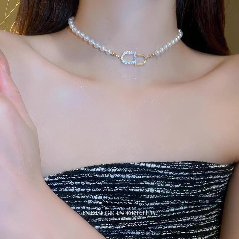 Elegancki naszyjnik z kokardą z pereł: Luksusowy łańcuszek obojczykowy ze stopu z niszowym wzorem