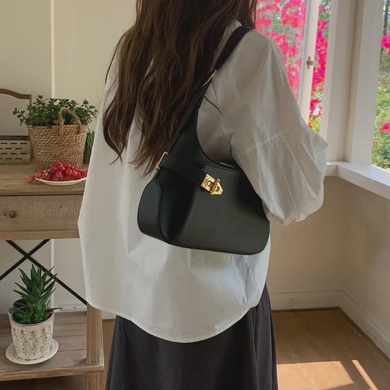 2025 Strukturierte schwarze Unterarmtasche: Stilvolle, vielseitige und kompakte Schulterhandtasche für Damen