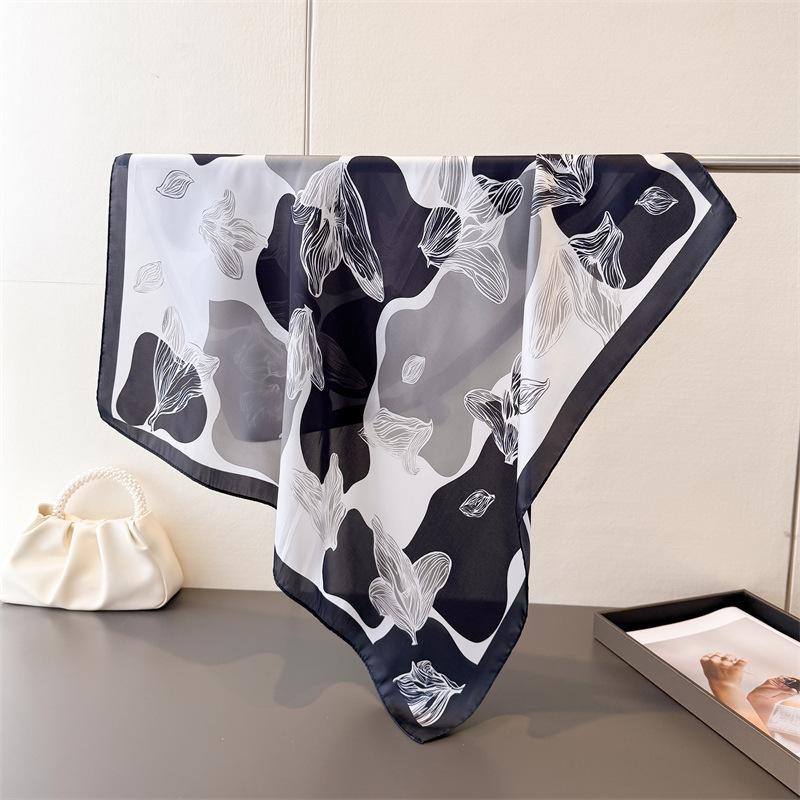 2026 Neue Luxus-Blumenmuster-Mode-Quadratische Schals Damen Seidenschal Bandana Kleine Haarbänder Foulard Schal