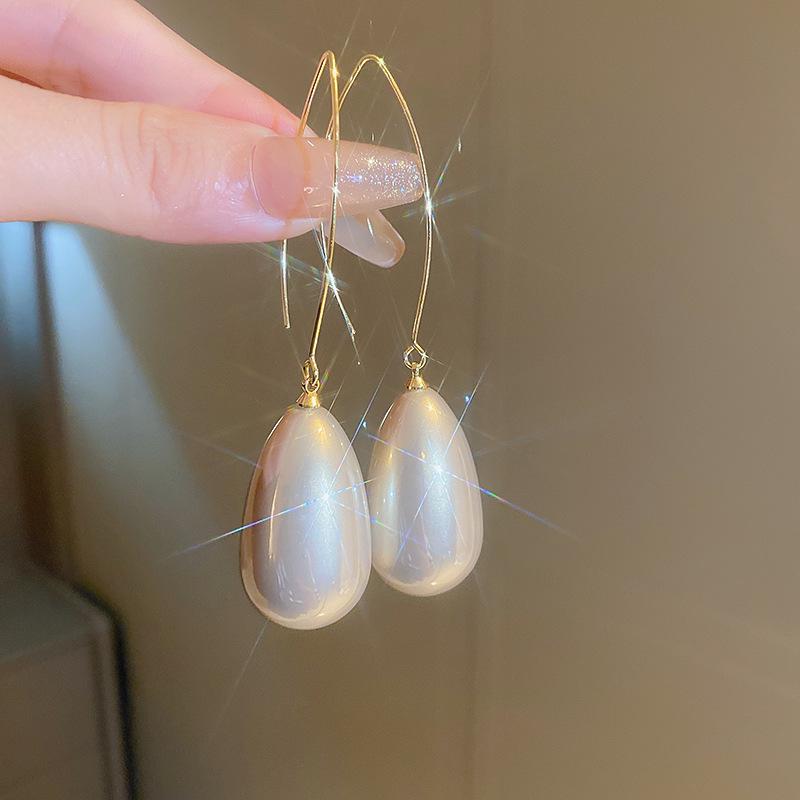 Elegante Ohrhaken-Ohrringe mit tropfenförmigen Imitationsperlen: Französisch inspirierte Mode für vielseitige, anspruchsvolle Frauen.