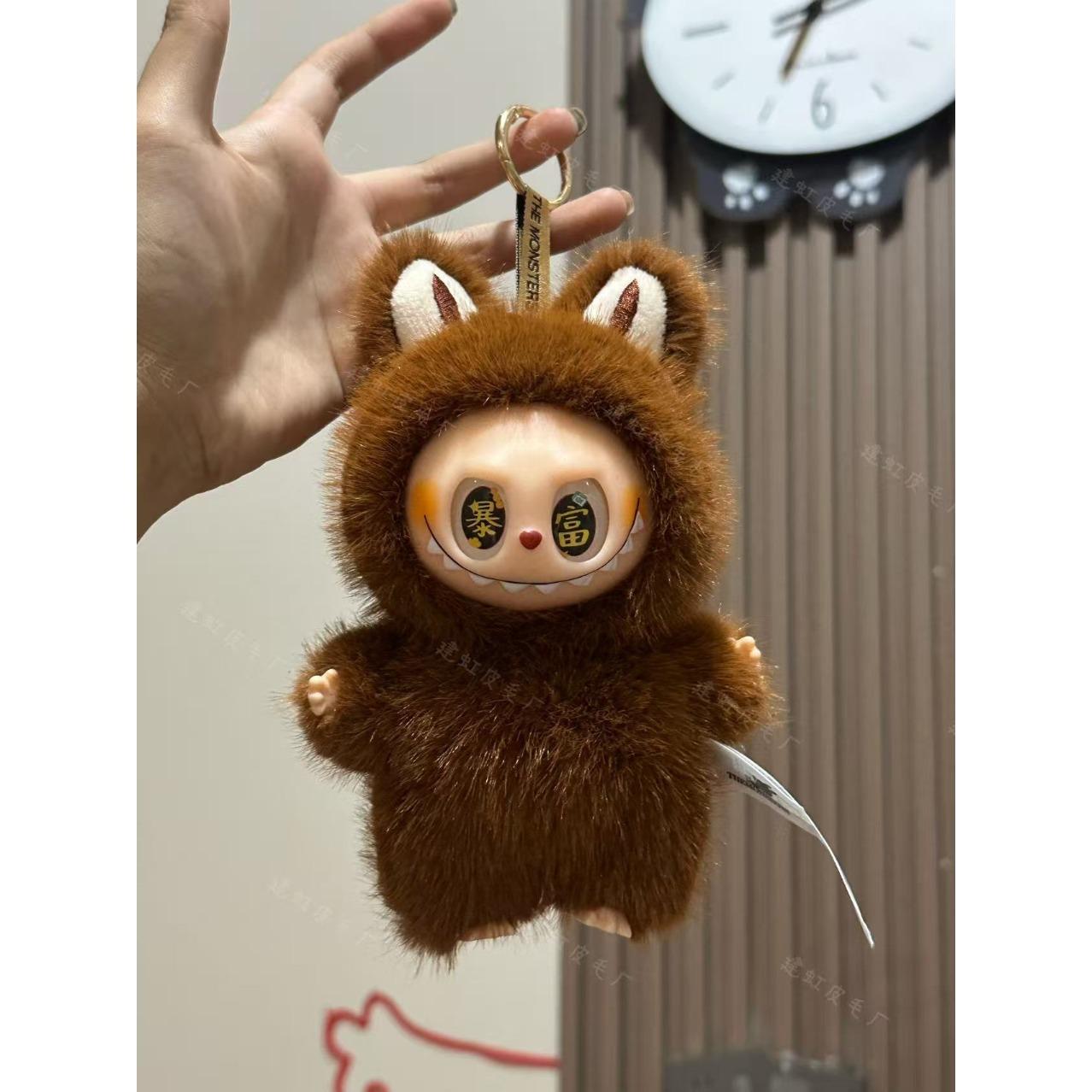 

Плюшевые игрушки Лабубу, модная и инновационная китайская версия с глазами-звездочками, глазами в форме сердца и глазами, создающими богатство, сделаны из виниловой ткани.