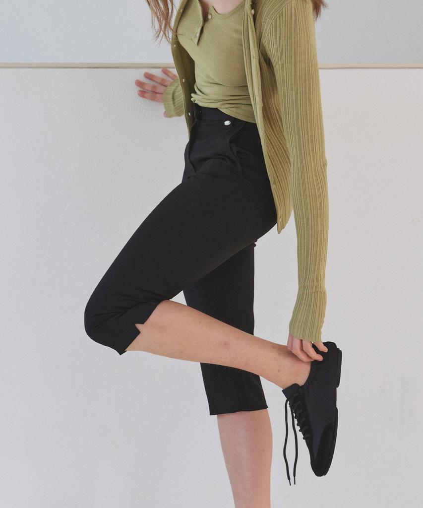Polneua Rodilla Capri Pants (Black)