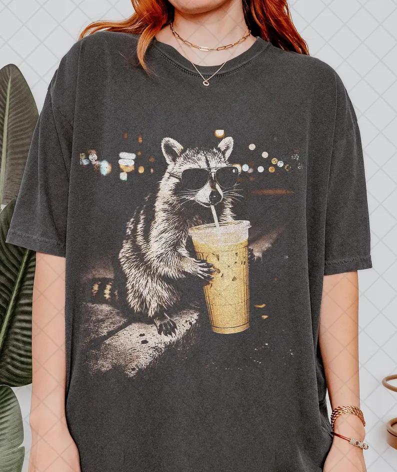 T-shirt Raton Laveur Buvant du Café Glacé, T-shirt Raton Laveur Amoureux du Café