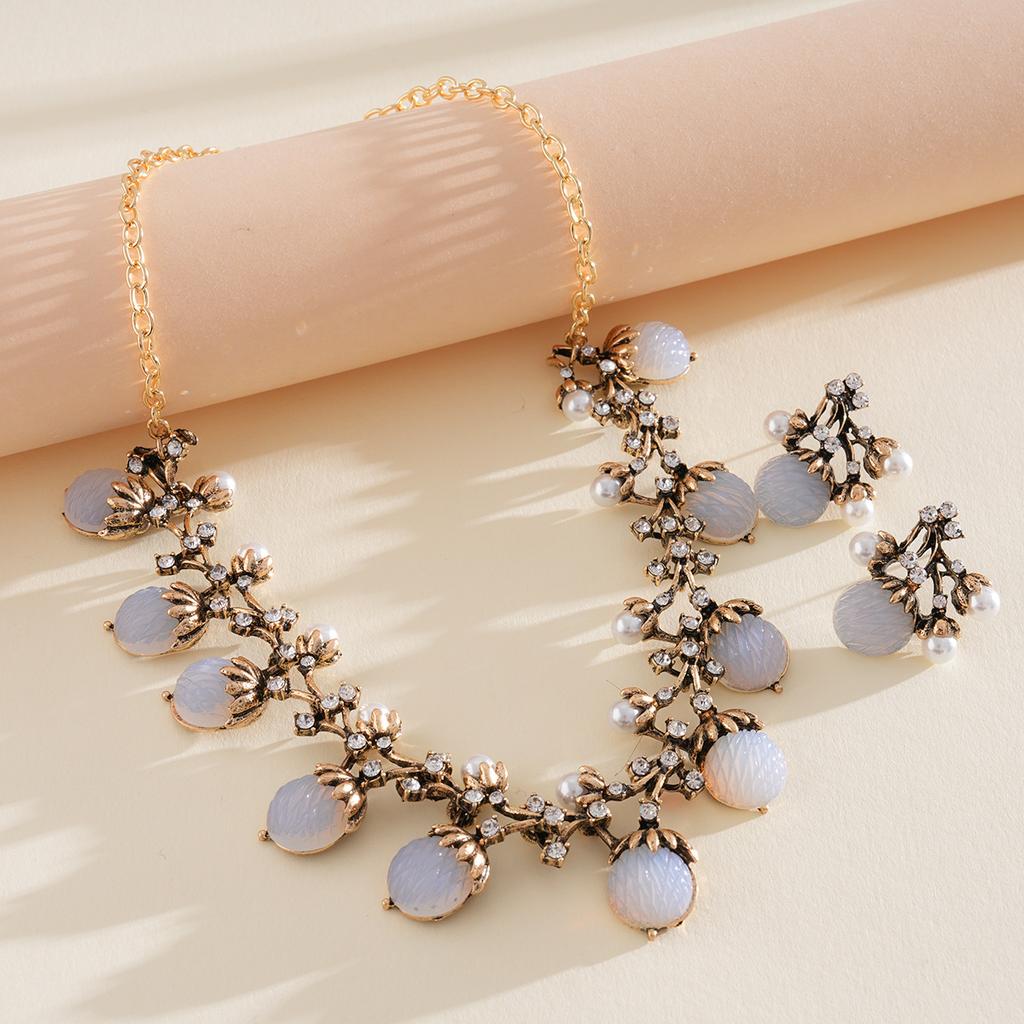 Diamond-encrusted imitation pearl resin necklace, light luxury medieval design collarbone chain necklace