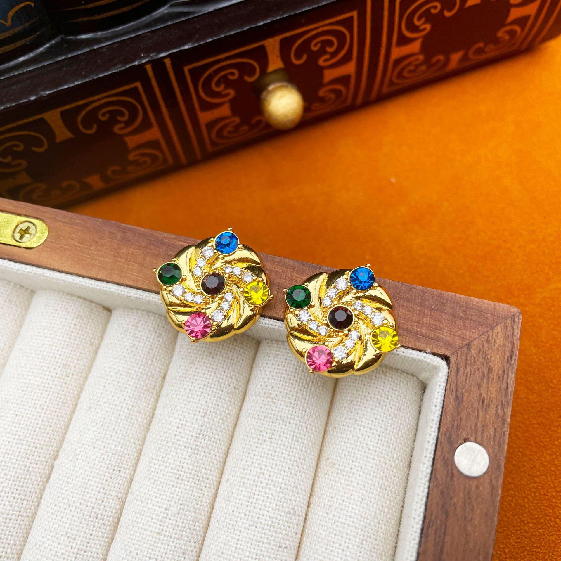 

European-American Retro Swirl Gemstone Stud Earrings золотой