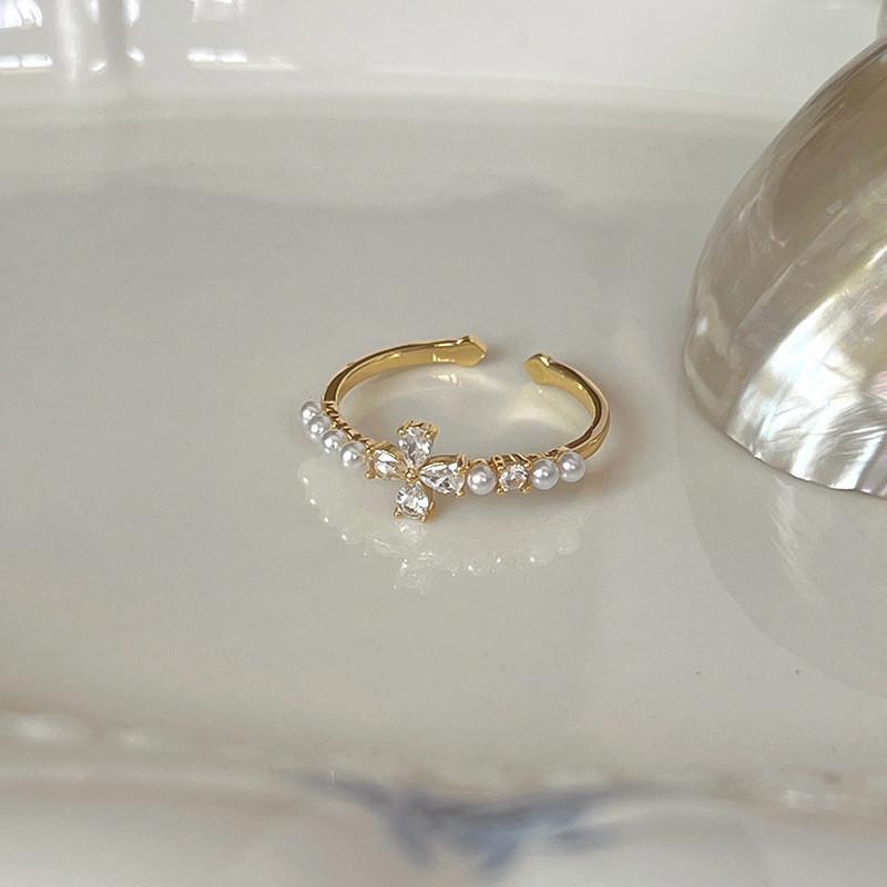 Silver Luxe S925 Ring Featuring Unique Pearl And Flower Design Perfect For Women