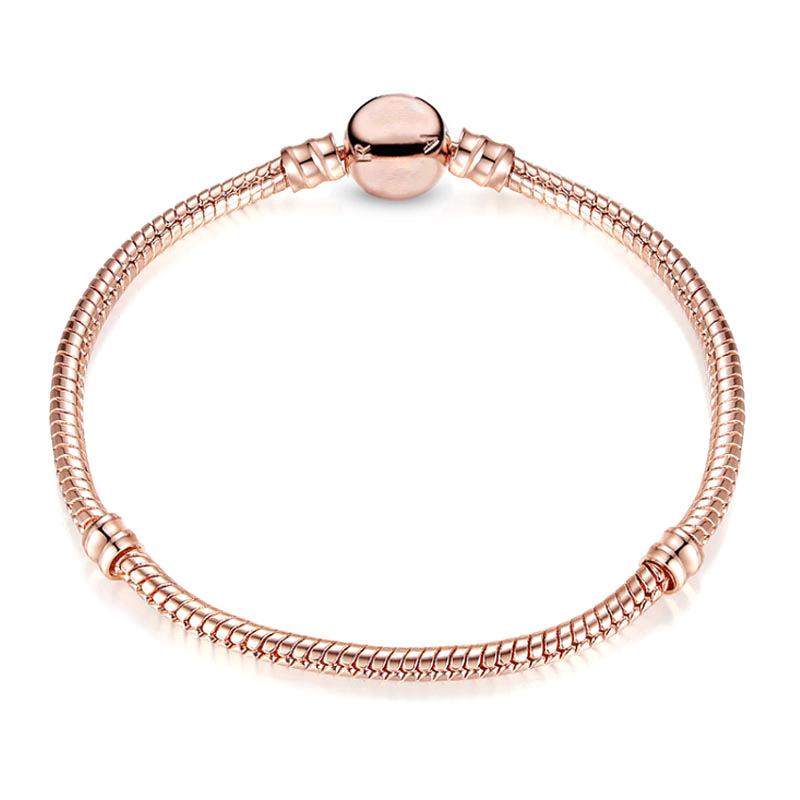 Eenvoudig zelf te maken slangenkettingarmband met Europese bedeltjes, een modieuze sieradenstijl voor dames, zoals die van Mary Poppins.