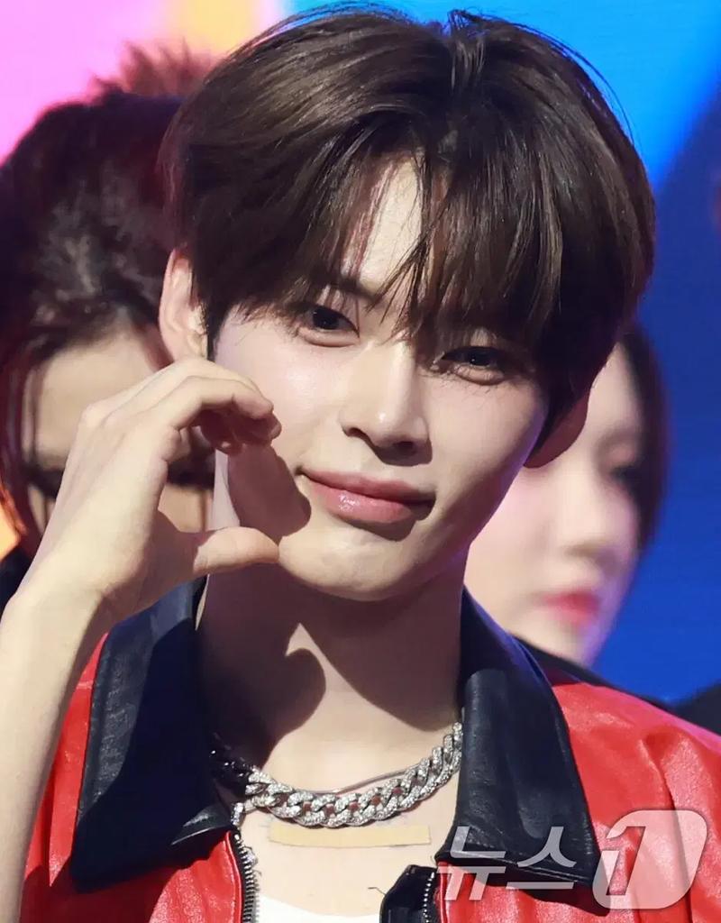 Song Hanbin's Autographed Polaroid Photo Used