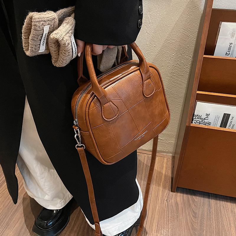 Super fire small bag women's autumn and winter retro 2025 new versatile shoulder messenger bag women's portable pillow bag