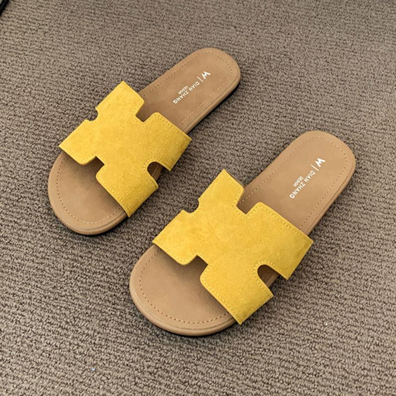 Flat bottom beautiful cool slippers women's summer wear 2025 new high-end soft bottom silver seaside beach one-word