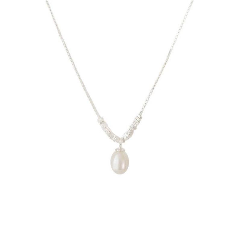 Luxury-lite Silver Necklace for Women, A Small-scale, Exquisite, and Refined Sweater-style Chain, A Fashionable, Retro, and High-end Neck Accessory.