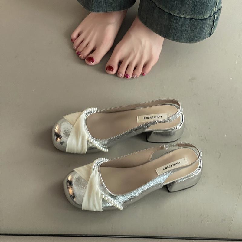 

Французские ретро жемчужные сандалии с перекрученным толстым каблуком и закрытым носком, фея 2025, фея стиль, вечерний бриз, одинарная обувь с юбкой, туфли Мэри Джейн 35 серебряный