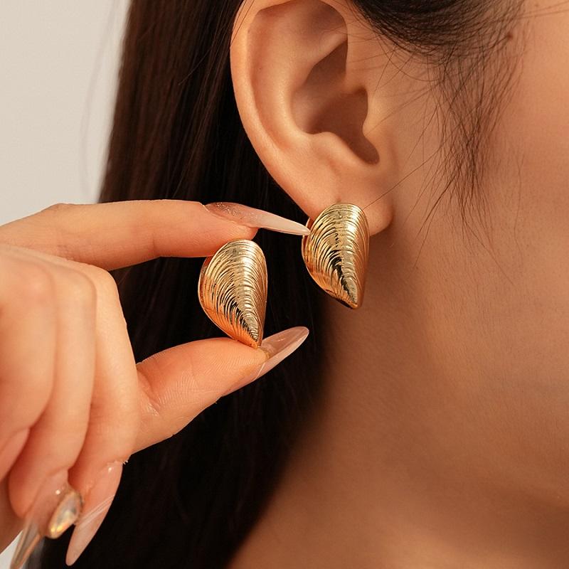 2026 New Vintage Metal Shell Stud Earrings for Women Fashion Creative Gold Color Geometric Scalloped Earrings Jewelry Wholesale