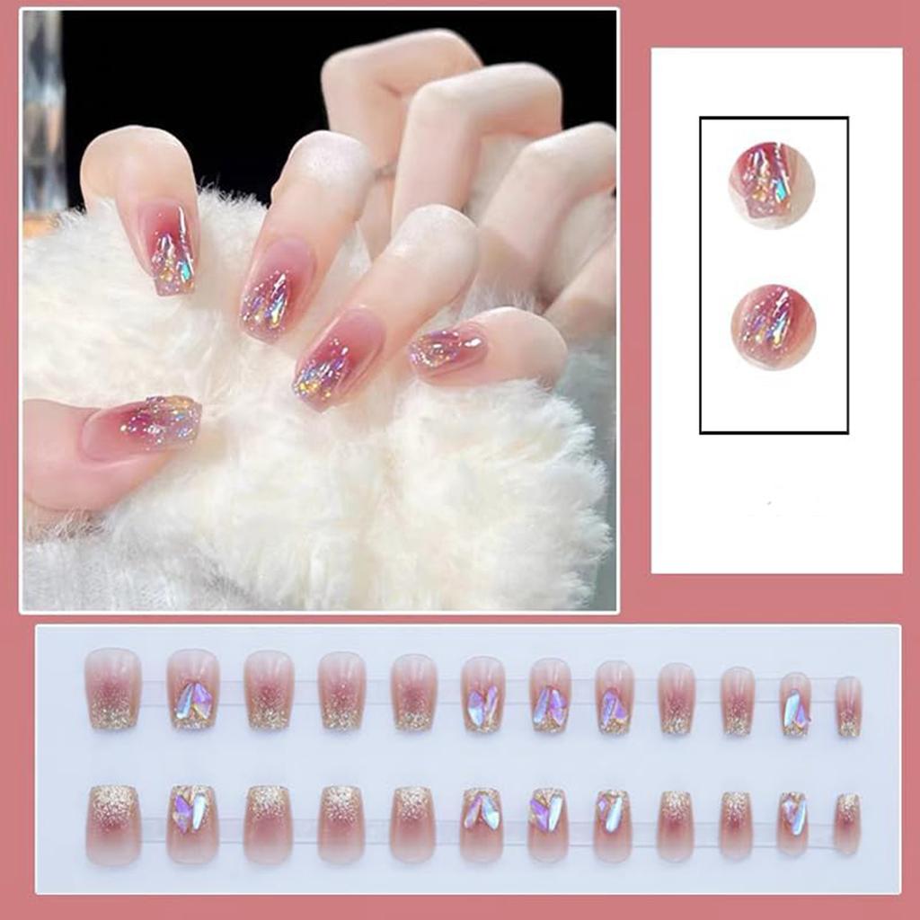 Ein frischer und süßer Look, mit einer 24-teiligen französischen Maniküre mit einer Milchschleife und mit Diamanten besetzten künstlichen Fingerpatches, die eine Atmosphäre schaffen.2ML