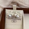 Boucles d'oreilles puces Fleurs Beige Tempérament Tendance Extravagant, Boucles d'oreilles Haut de Gamme, Boucles d'oreilles Exquises et Élégantes de Niche, Boucles d'oreilles.