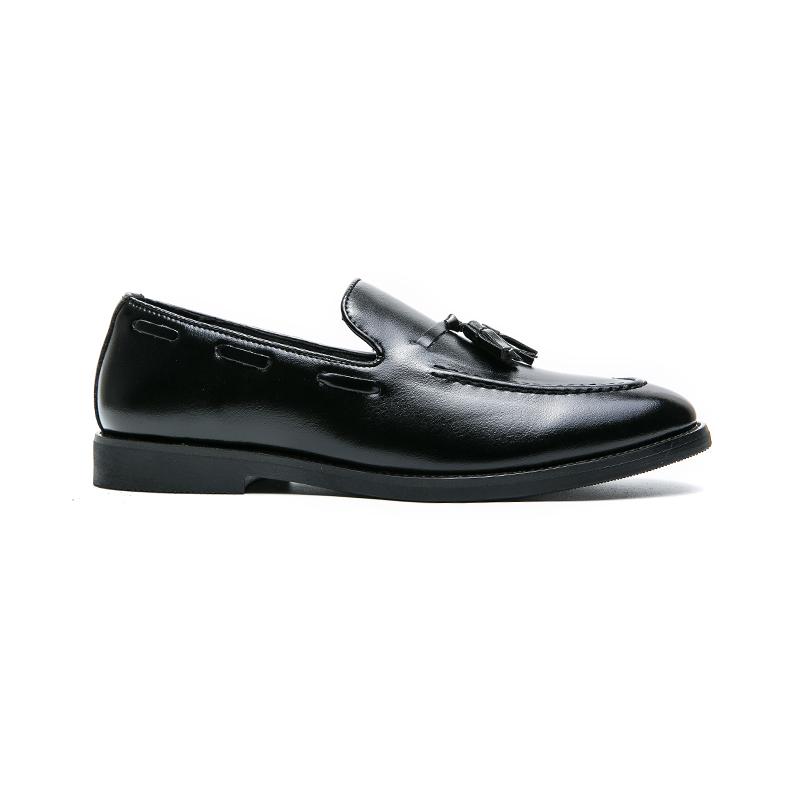 New Men‘s Pointed Charm Tassels Patent Leather Slip On Shoes British Gentleman Designer Moccasins Wedding Dress Footwear