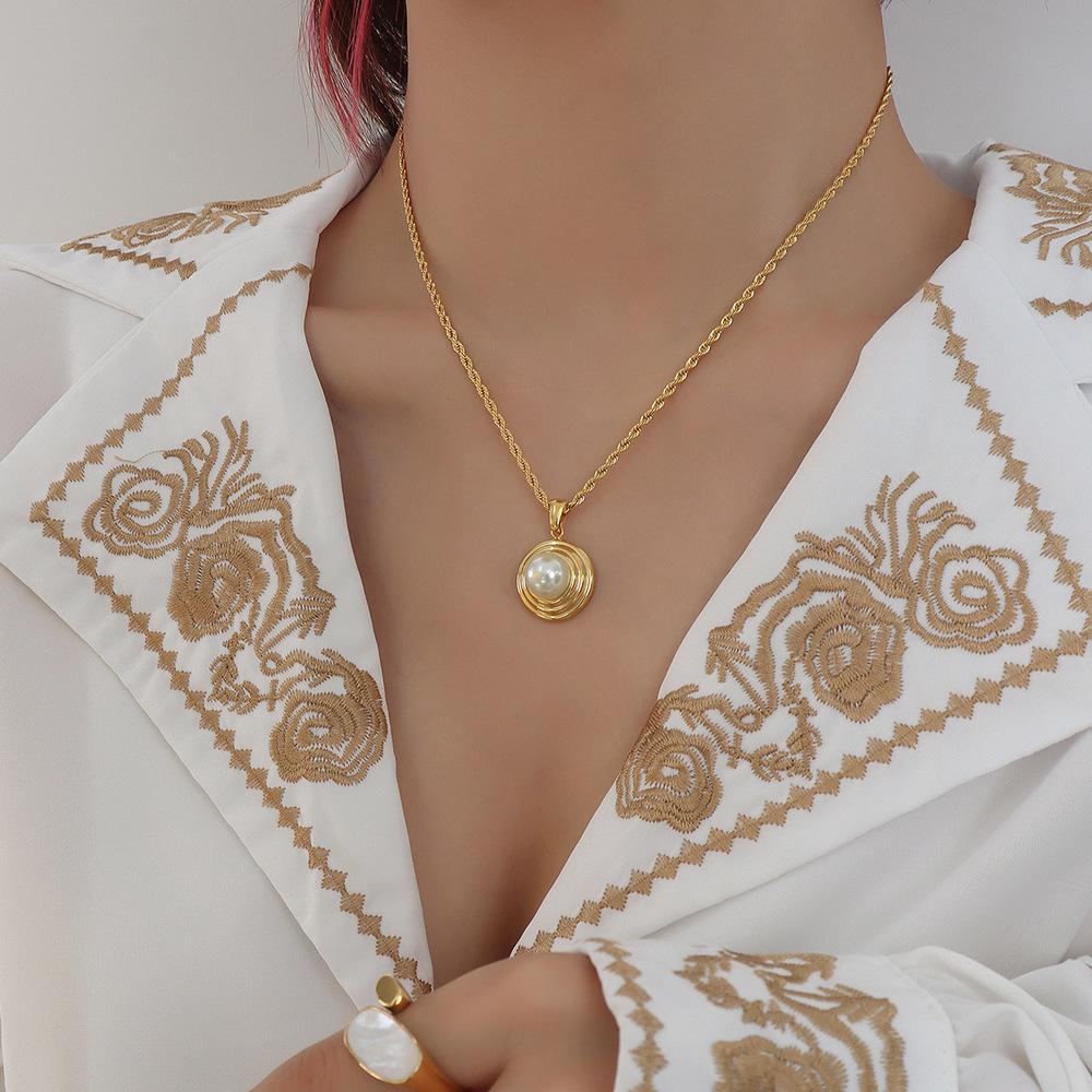 French Retro Titanium Steel 18K Gold-Plated Pendant Necklace with Imitation Pearl
