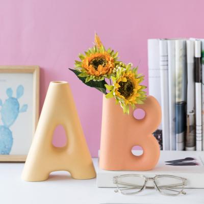 Keramikvase mit Buchstaben, dekorativer Blumenhalter für den Tisch, minimalistischer Stil, einfarbige Vase für die Inneneinrichtung, Wohnzimmer, Esszimmer