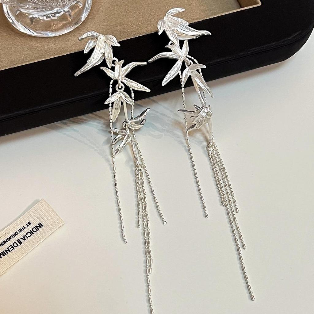 Exaggerated 3D Flower Pearl Earrings: Light Luxury, High-End Metal Style Studs