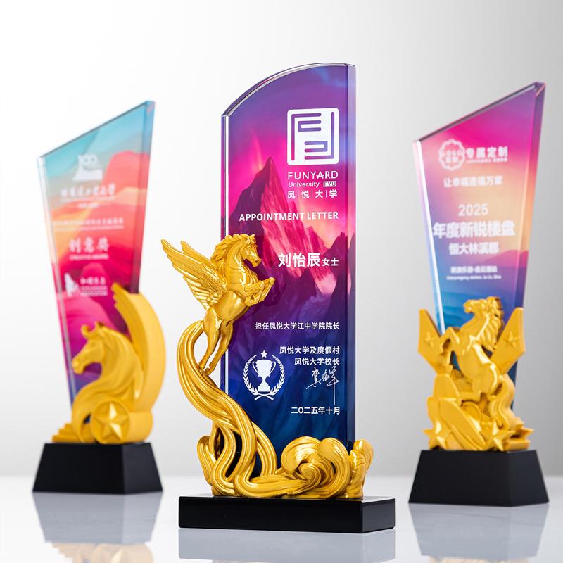 Gepersonaliseerde Paardvormige Hars Kristal Trofee Kleurendruk Prijs Sportprijs Uitstekende Werknemer Souvenir Woondecoratie 1St