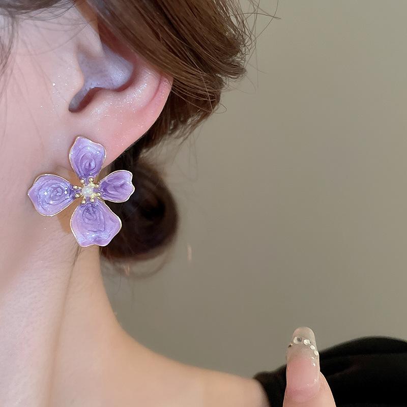 Simple oil drop flower petals imitation pearl silver needle French niche premium earrings 