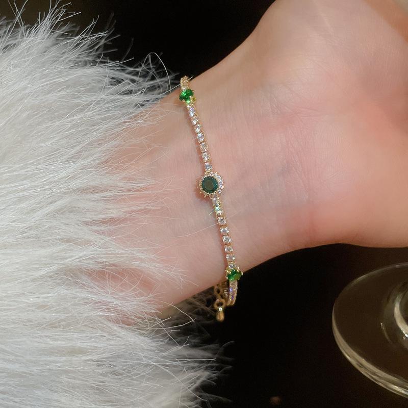 Elegantes Zirkonia-Blumenarmband: Pendelarmreif mit einem hochwertigen, modischen Design