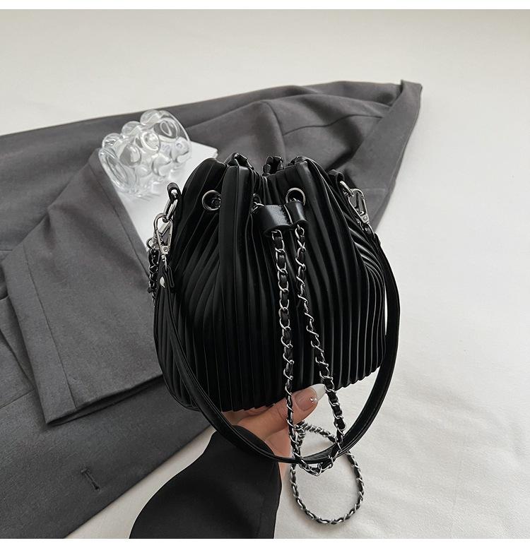 This Year, Niche Pleated Bags Are Popular, Women's 2025 New Spring and Summer Messenger Bags, Handbags, Korean Versatile Bucket Bags.