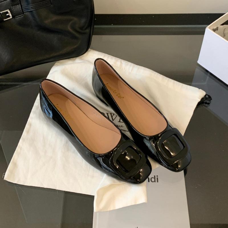 

French shallow mouth single shoes square head patent leather inner height increase 3CM versatile 2025 spring and summer new evening wind with skirt 39 чорний