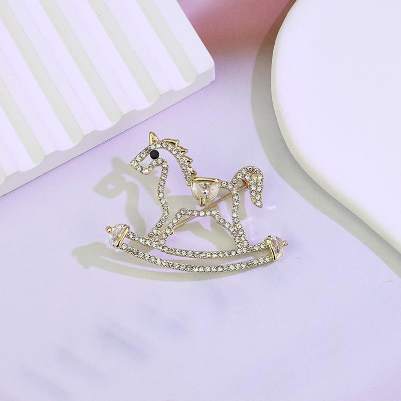 Luxurious Zodiac Horse Brooch: Women's Elegant Wooden Horse Pin - High-End Fashion Accessory for Clothing and Suits