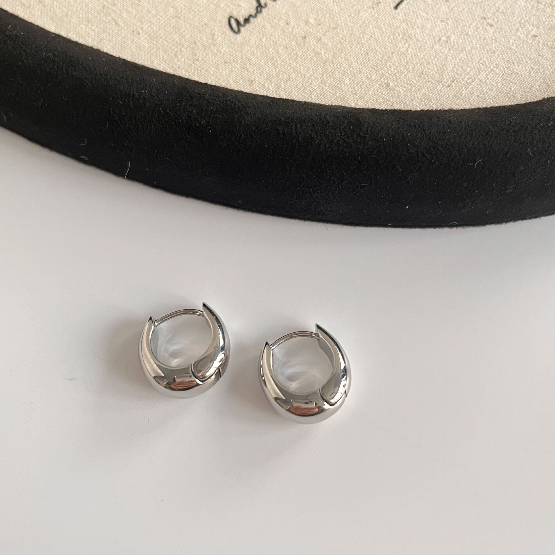 

Good reunion white Baihe minimalist retro gold earrings women s autumn and winter light luxury high-end metal water drop earrings