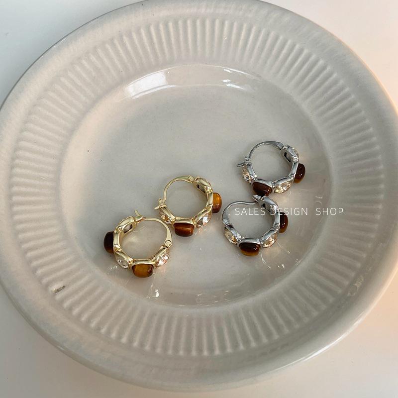 French Retro Tiger's Eye Crystal Round Earrings: Autumn/Winter Gold-Plated Copper Hoops for Women