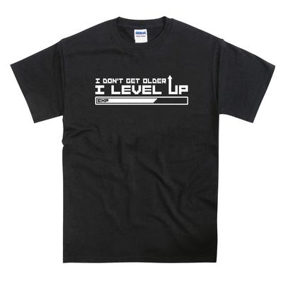 Je ne vieillis pas, je passe au niveau supérieur Cadeau d'anniversaire drôle T-shirt de qualité supérieure