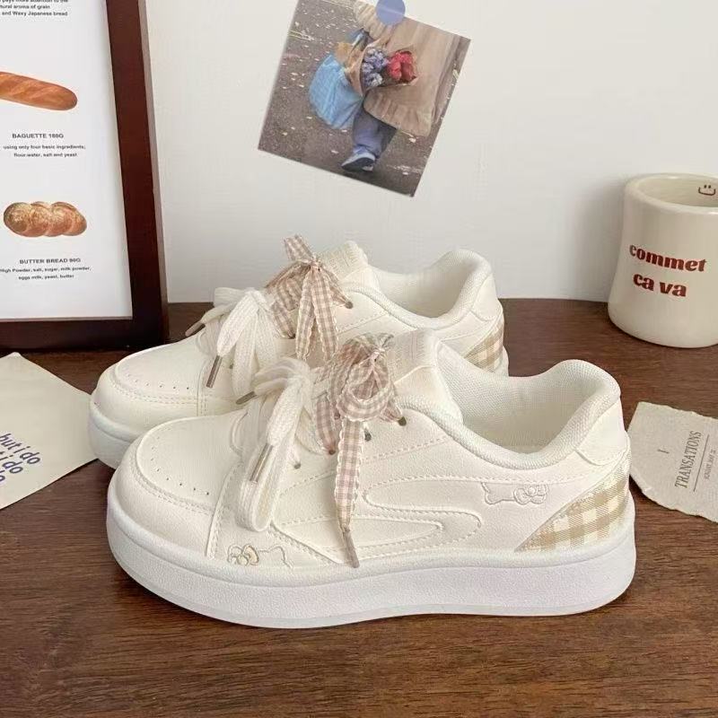 College-Stil Nische Lässig Vielseitige Board-Schuhe Damen Herbst Neu Dicke Sohle Hoher Wert Weiße Schuhe Brotschuhe
