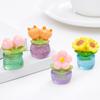 2 Stück Auto Armaturenbrett Dekoration Mini Harz Niedliche Sonnenblume und Tulpe Miniatur Blumentopf Figuren Kleine Blumenfiguren Auto Innenraum Dekorationen für Frauen,
