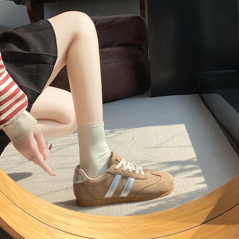 Vintage leichte deutsche Trainingsschuhe Damen 2025 Frühling neue Mode Schnürschuhe gelbe Sneaker flache matte Leder-Sneaker