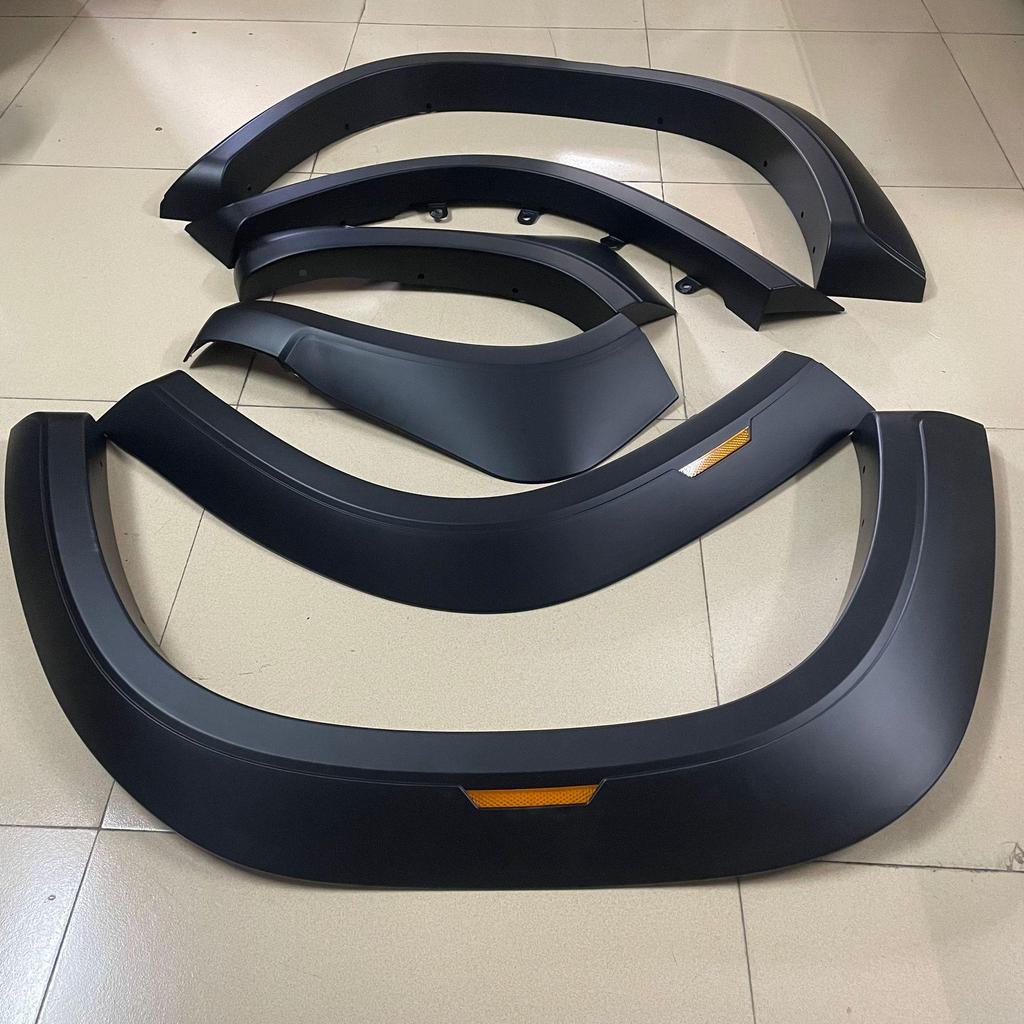 Mitsubishi L200 TRITON 2015-2019 Widened Wheel Arches with Reflector